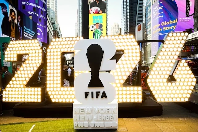 Biểu tượng FIFA 2026 tại New York, bối cảnh giá vé tăng vọt.